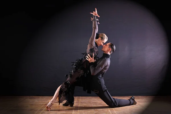 Bailarines en salón aislados sobre fondo negro —  Fotos de Stock