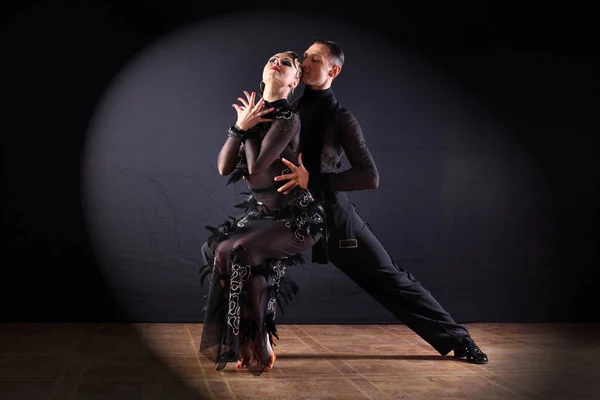 Χορευτές στην αίθουσα χορού που απομονώνονται σε μαύρο φόντο — Φωτογραφία Αρχείου