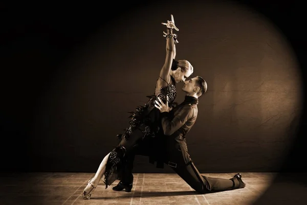 Bailarines en salón aislados sobre fondo negro — Foto de Stock