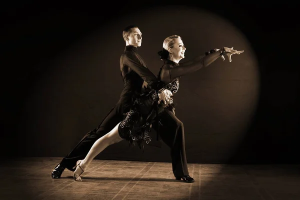 Bailarines en salón aislados sobre fondo negro — Foto de Stock