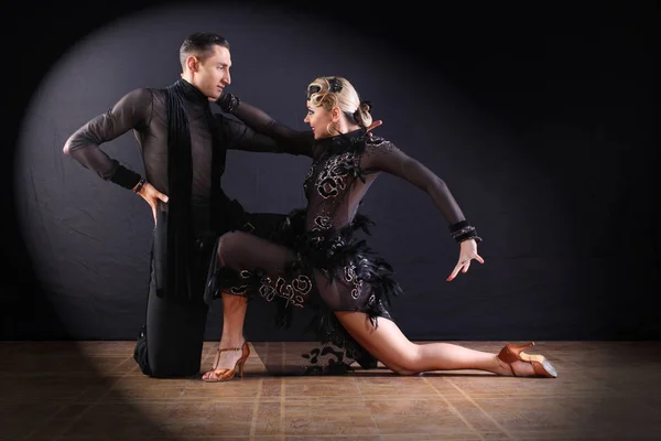 在黑色背景上孤立的舞厅舞者 — 图库照片