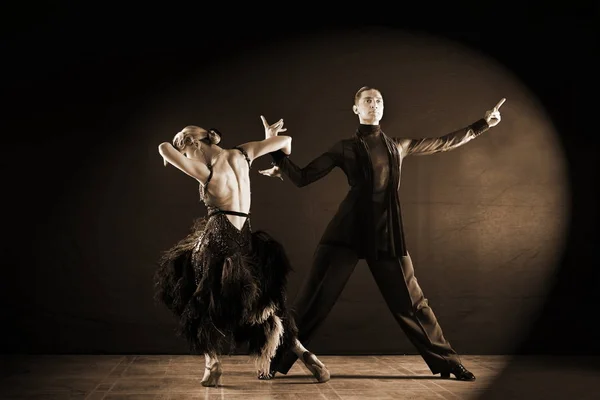 Bailarines en salón aislados sobre fondo negro — Foto de Stock