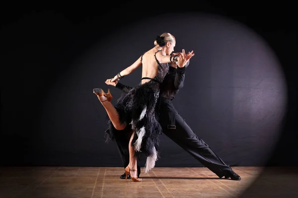 Dansers in balzaal geïsoleerd op zwarte achtergrond — Stockfoto