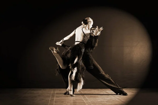 Dansare i ballroom isolerad på svart bakgrund — Stockfoto