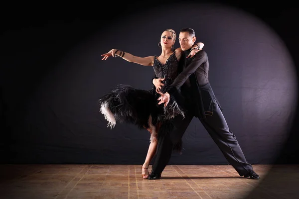 Bailarines en salón aislados sobre fondo negro —  Fotos de Stock