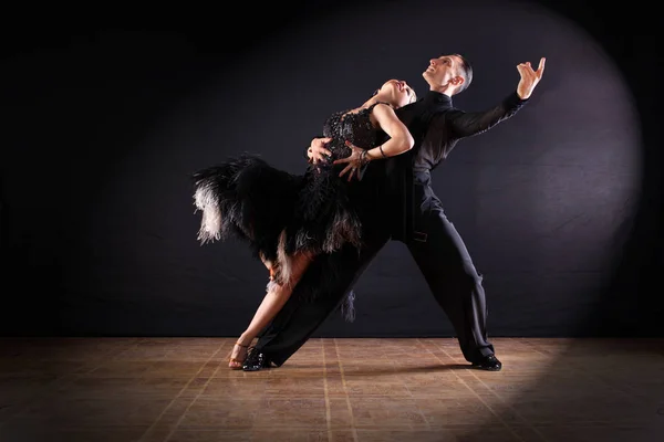 Bailarines en salón aislados sobre fondo negro — Foto de Stock