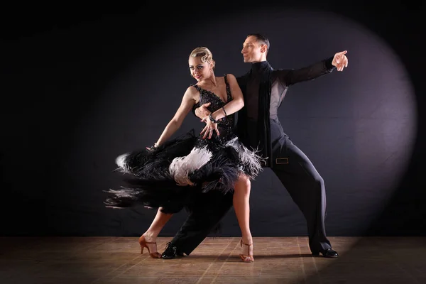 Dansare i ballroom isolerad på svart bakgrund — Stockfoto