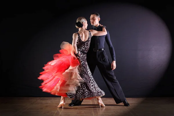 Bailarines en salón aislados sobre fondo negro — Foto de Stock