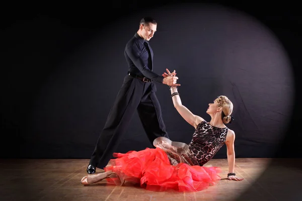 Bailarines en salón aislados sobre fondo negro —  Fotos de Stock