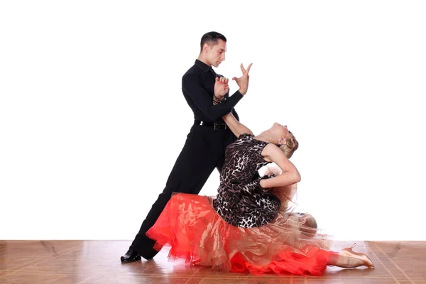 Latino dansare i ballroom mot vit bakgrund — Stockfoto