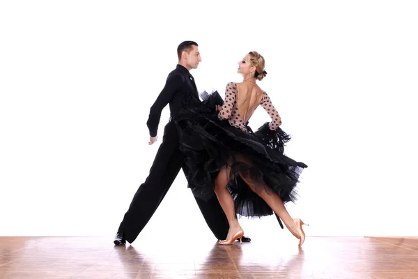 Latino dansare i ballroom mot vit bakgrund — Stockfoto