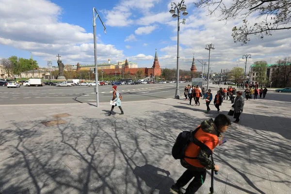 MOSCÚ, RUSIA - 13 DE MAYO DE 2017: Calle peatonal del Kremlin en Mosc —  Fotos de Stock