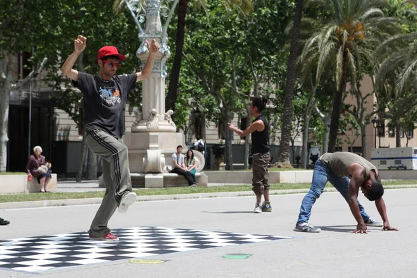 Barcelona İspanya - Haziran 9: Barcelona, İspanya sokak dansçıları — Stok fotoğraf