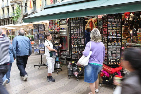 BARCELONA, SPAIN - JUNE 09: Toko souvenir di Jalan La Rambla di — Stok Foto