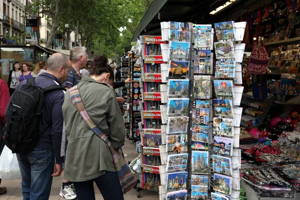 BARCELONA, ESPAÑA - 09 DE JUNIO: Tienda de recuerdos en la calle La Rambla — Foto de Stock