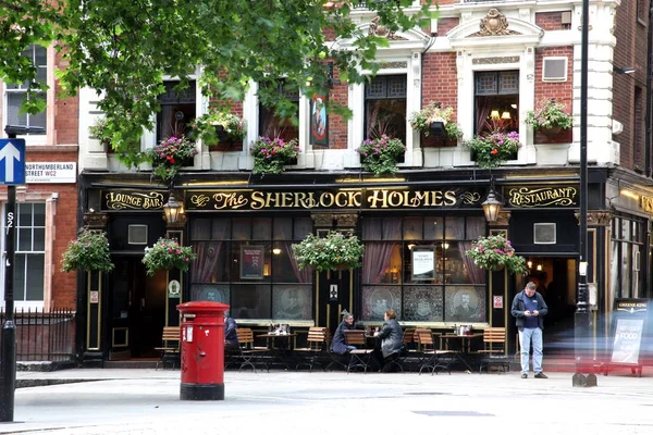 LONDRES - 19 JUIN : A l'extérieur du pub, pour boire et socialiser — Photo