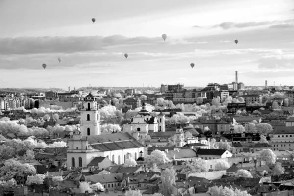 The main view of Vilnius Old town from its hills with air balloo — Stock Photo, Image