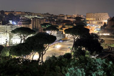 Roma, İtalya 'da klasik gece manzarası. Roma en popüler yerlerden biridir.