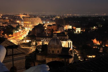 Roma, İtalya 'da klasik gece manzarası. Roma en popüler yerlerden biridir.