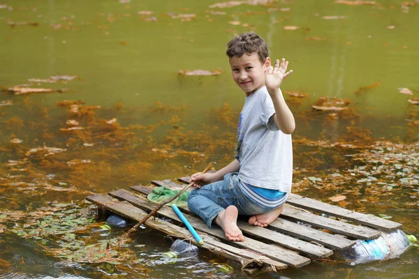 Le garçon flottant sur un radeau — Photo
