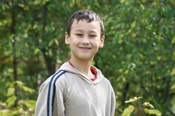 Boy at summer trees outdoors — 图库照片