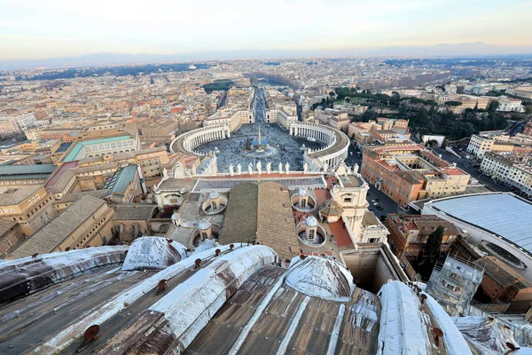 Классический Рим - вид с воздуха на старые здания на крышах и улицу в V — стоковое фото