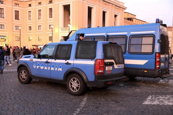 VATICANO - DEC 28: Polícia do Vaticano controla a rua no Vaticano — Fotografia de Stock