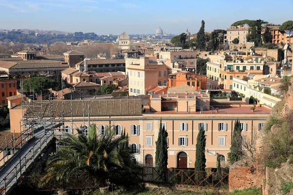 Klasik Roma - eski çatı binaları ve sokak manzarası — Stok fotoğraf