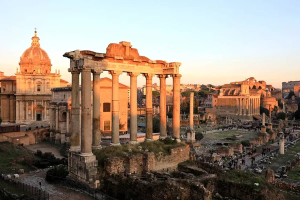 Les ruines du forum romain au lever du soleil, ancien bâtiment du gouvernement — Photo