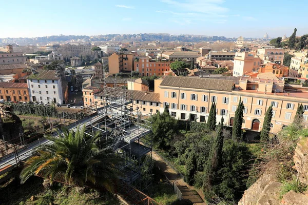 Classic Ρώμη - εναέρια θέα σε παλιά κτίρια οροφής και του δρόμου — Φωτογραφία Αρχείου
