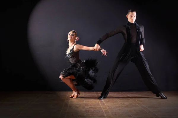 Bailarines en salón aislados sobre fondo negro — Foto de Stock