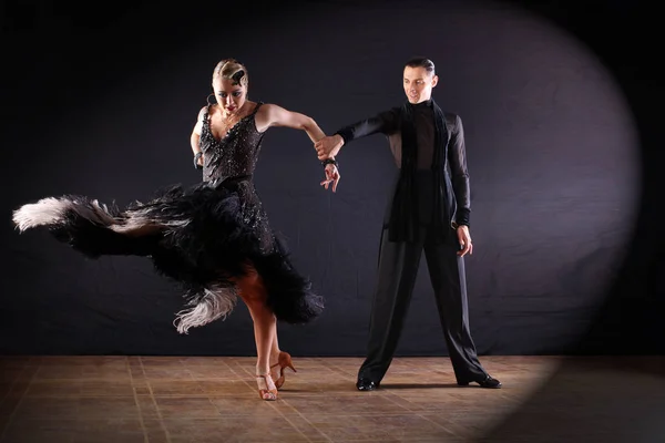 Bailarines en salón aislados sobre fondo negro — Foto de Stock