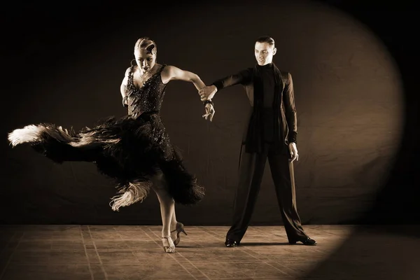 Χορευτές στην αίθουσα χορού που απομονώνονται σε μαύρο φόντο — Φωτογραφία Αρχείου