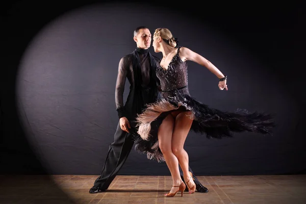 Bailarines en salón aislados sobre fondo negro — Foto de Stock