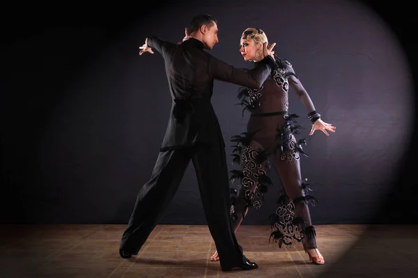 Bailarines en salón aislados sobre fondo negro — Foto de Stock