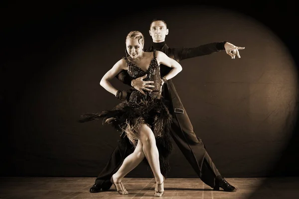 在黑色背景上孤立的舞厅舞者 — 图库照片