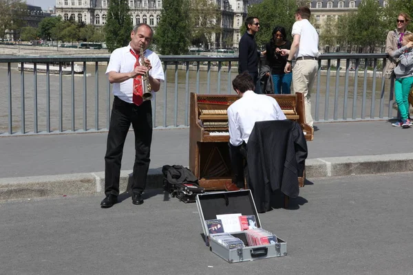 Paris - May 04: Undentified musician play before public public — стокове фото