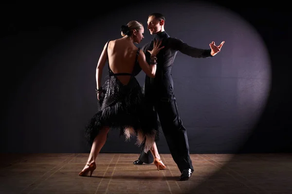 Bailarines en salón aislados sobre fondo negro — Foto de Stock