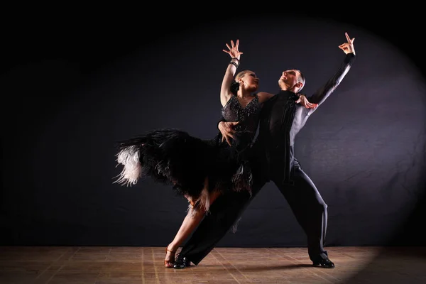 Bailarines en salón aislados sobre fondo negro — Foto de Stock