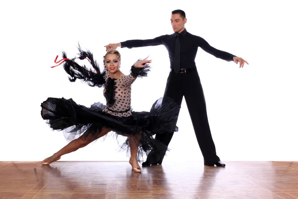 Latino-Tänzer im Ballsaal vor weißem Hintergrund — Stockfoto