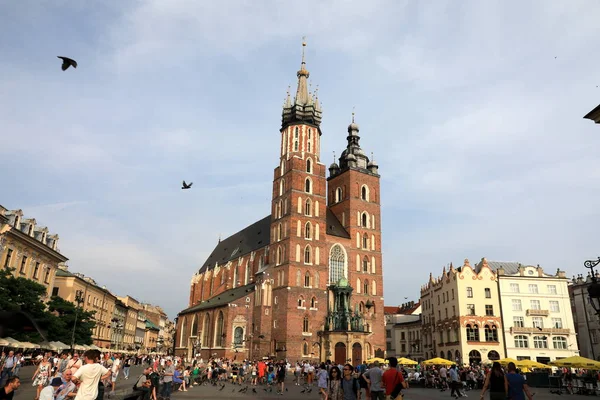 KRAKOW - JUN 15: Vida de rua clássica em Cracóvia 15 Junho 2019, Po — Fotografia de Stock