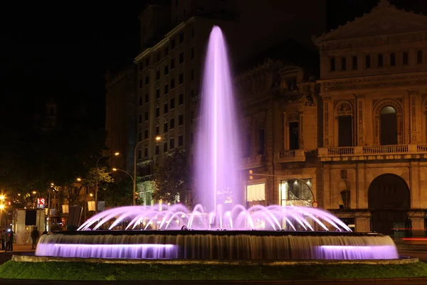 La noche en Barcelona, España. Barcelona es uno de los más popu — Foto de Stock