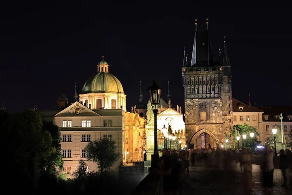 Klassisches Prag - Nachtansicht auf alte Gebäude und Straße, tschechisch — Stockfoto