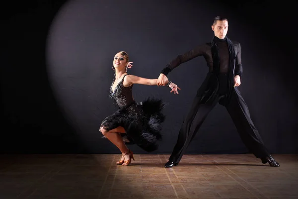 Bailarines en salón aislados sobre fondo negro Imagen De Stock