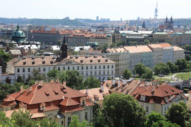 Klasik Prag - eski çatı binaları ve sokak havadan görünümü , 