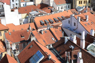 Klasik Prag - eski çatı binaları ve sokak havadan görünümü , 