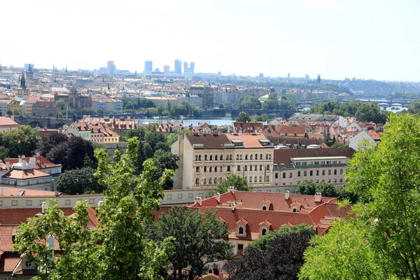 Classic Prague-widok z lotu ptaka na stare budynki dachowe i ulicę , — Zdjęcie stockowe