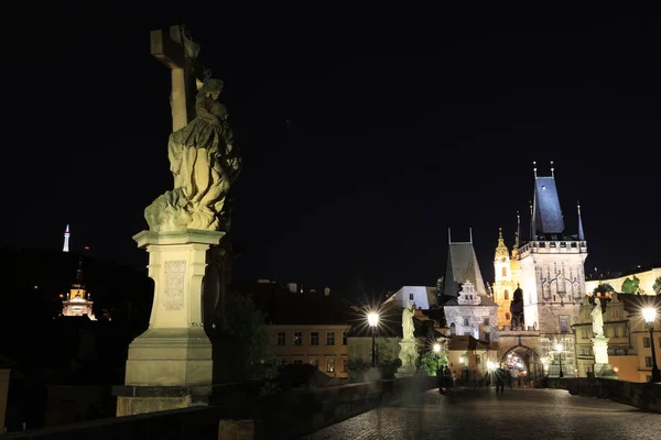 古典的なプラハ - 古い建物や通りへの夜景、チェコ — ストック写真