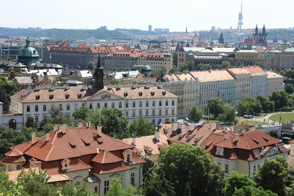 Classic Prague-widok z lotu ptaka na stare budynki dachowe i ulicę , — Zdjęcie stockowe