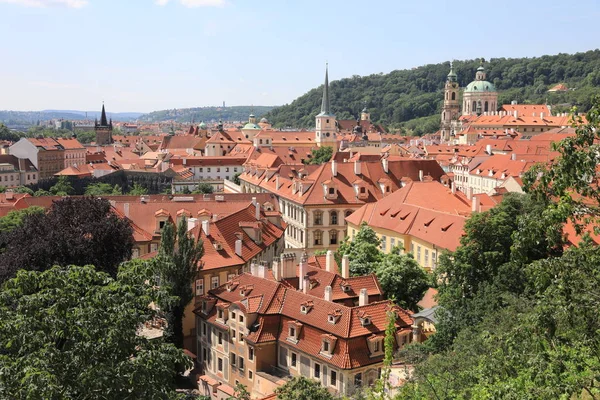 Classic Prague-widok z lotu ptaka na stare budynki dachowe i ulicę , — Zdjęcie stockowe